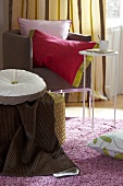 Sessel mit selbstgenähten Kissen auf pinkfarbenem Ikea-Teppich