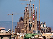 Barcelona: Basilika Sagrada Familia, Geburtsfassade, Himmel blau, SOS