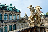 Sachsen: Dresden, Zwinger, Dach, 2 Nymphen