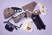 Winteraccessoires mit Blümchen, Wappen, Perlen