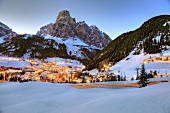Südtirol, Blick auf Corvara mit dem Sassongher, Alta Badia, Dolomiten