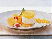 Desserts, Bayrische Creme mit Orangenfiltets, Feigen u. Mango