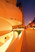 New York: Guggenheim Museum, Fassade, abends, beleuchet