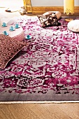 Teestunde auf einem orientalischen Teppich, Kissen, Tassen