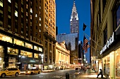New York: Chrysler Building, Straße, Verkehr, Lichter, Menschen, unscharf