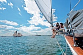 New York: Hudson River, Segelschiff, 2 Frauen, sommerlich