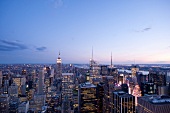 New York: Blick über die Hochhäuser bei Dämmerung, Vogelperspektive