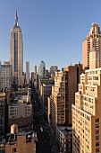 New York: Ausblick auf Empire State Building und Hochhäuser bei Tag