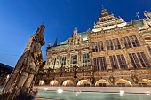 Bremen: Rathaus, abends, beleuchtet, Froschperspektive