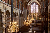 Bremen: St.-Petri-Dom innen, Kron- leuchter, Menschen