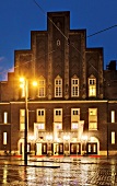 Bremen: Konzerthaus die Glocke, Fassade abends, Lichter