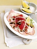 Vitello Tonnato mit frittierten Kapern