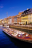 Buntes Treiben am Nyhavn in Kopenhagen, Ausflugsboot