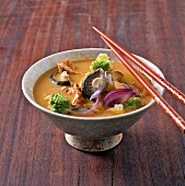 Jahreszeiten-Küche, Thai- Gemüsesuppe mit Pute