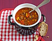 Jahreszeiten-Küche, Gulaschsuppe mit Paprika und Kartoffeln