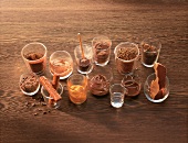 Schokolade, Gläser mit Schokoriegel, -creme, Kakaopulver