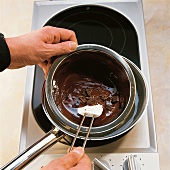 Schokolade, dunkle Kuvertüre unter Rühren im Wasserbad schmelzen