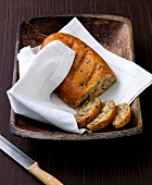 Schnelle Brote, Saftiges DreiKerne-Brot in einer Brotschale