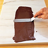Schokolade, Kuvertüre mit Palette dünn verstreichen