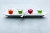 Vier schnelle, kalte Suppen in Gläsern auf Crushed Ice serviert