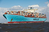 Bremerhaven: Weser, Containerschiff beladen.
