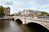 Irland: Dublin, O¿Connell Bridge, Fluss Liffey, Menschen