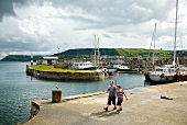 Irland: Carnlough Harbour, Boote, Kinder am Pier