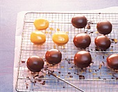 Schokolade, Gefüllte Schokoküsse auf Kuchengitter