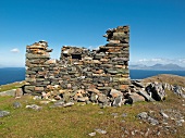 Irland: Inishturk, Ruine des alten Beobachtungsturmes.