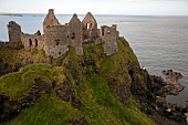 Irland: Dunluce Castle, Atlantik, herbstlich, Aufmacher