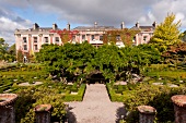 Irland: Blick auf Bantry House, bewachsen, Hügellandschaft
