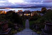 Irland: Blick auf Bantry House, Berge, Bucht, abends, Lichter