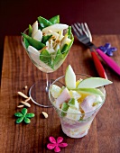 Fingerfood, Zwei verschiedene Salate, dekorativ in kleinen Gläsern