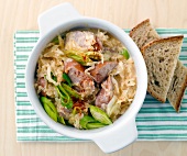 Single-Küche, Würstchengulasch mit Sauerkraut