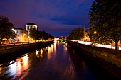 Irland: Dublin, Four Courts, Fluss Liffey, abends, Lichter.