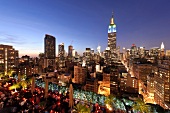 New York: Rooftop-Bar, Dachterrasse, Menschen, Skyline, sommerlich