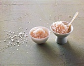 Salz, Murray River Salt Flakes in Schälchen, Solesalzflocken, rosa