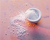 Salz, Grobes weißes Salz im Schälchen