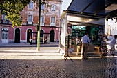 Lissabon, Zeitungskiosk in Lapa am Morgen