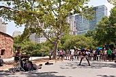 New York: Battery Park, Straßen- musiker, Tänzer, Zuschauer, Sommer