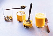 Öl, Ananas-Kokos-Kürbissuppe mit Kürbiskern-Macadamia-Pesto