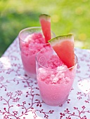 Sommerküche, Wassermelonen- Granita mit Wassermelonenscheiben