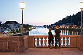 Heidelberg: Karl-Theodor-Brücke, Blick auf Neckar, Abenddämmerung