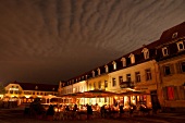 Schwetzingen: Schlossplatz, abends, Tische, beleuchtet.