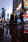 New York: Times Square, Polizisten, Menschen, belebt, Froschperspektive