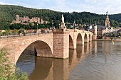 Heidelberg: Karl-Theodor-Brücke, Neckar, Stadtansicht.