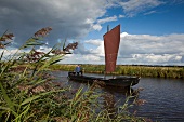 Worpswede: Natur, Weiden, Fluss, Segelboot, Himmel bewölkt