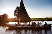 Worpswede: Segelboot auf der Hamme, Touristen, Sonnenuntergang.