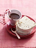 Eis & Sorbets - Torrone Parfait mit Schokoladensauce