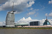 Bremerhaven: Hafencity, Hotel Sail City, Klimahaus, bewölkt.